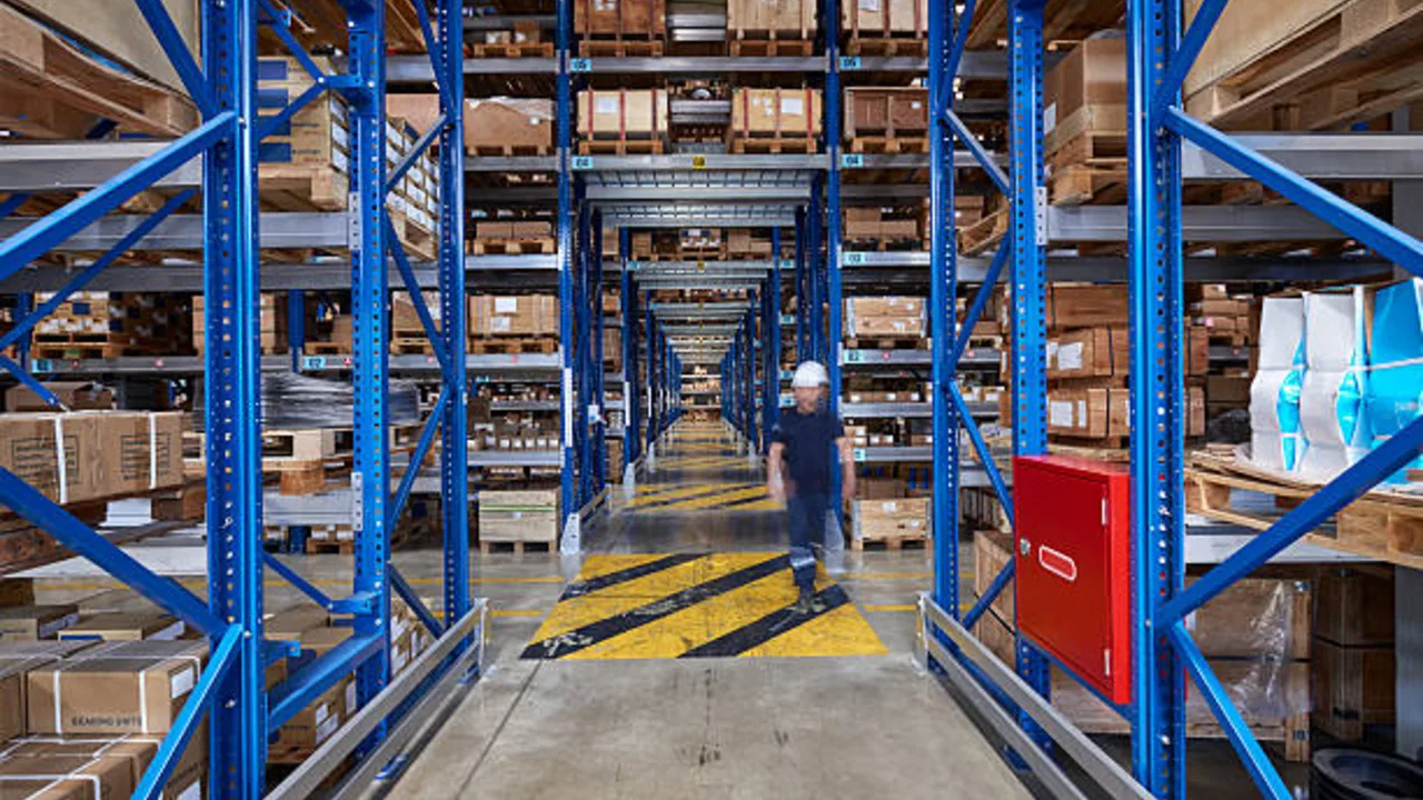 气候控制钢结构仓库结构设计