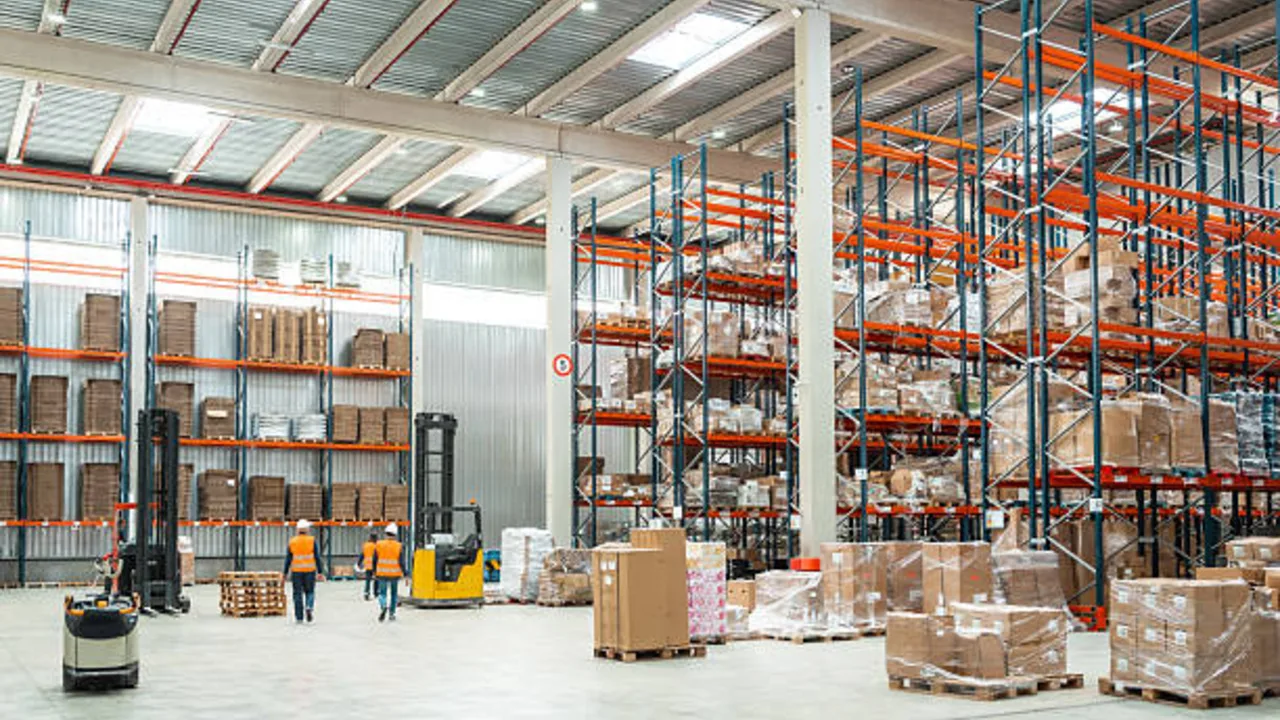 حركة الرافعات الشوكية في المستودعات